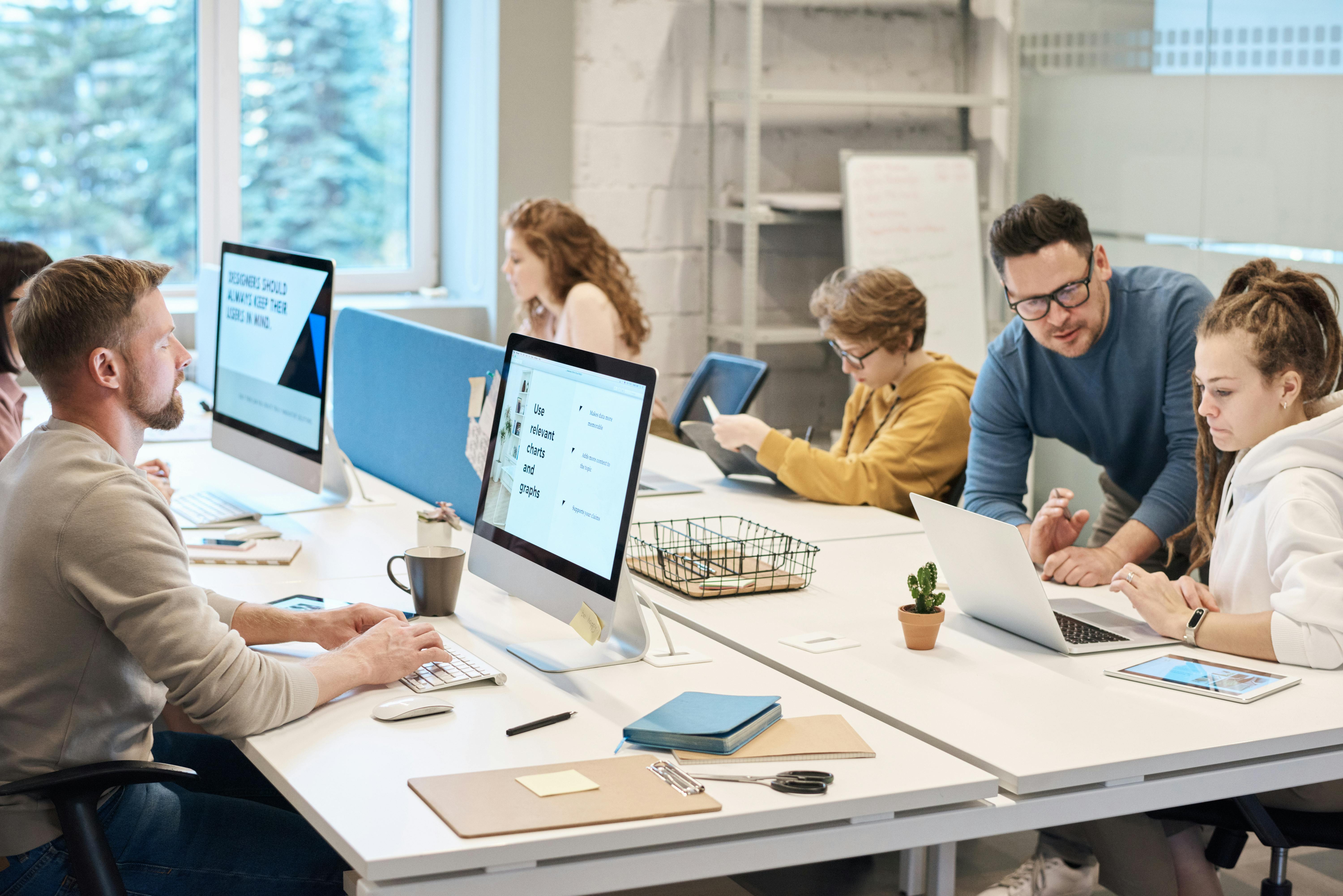 Symbolfoto - Unser Team: Diverse Gruppe von IT-Experten